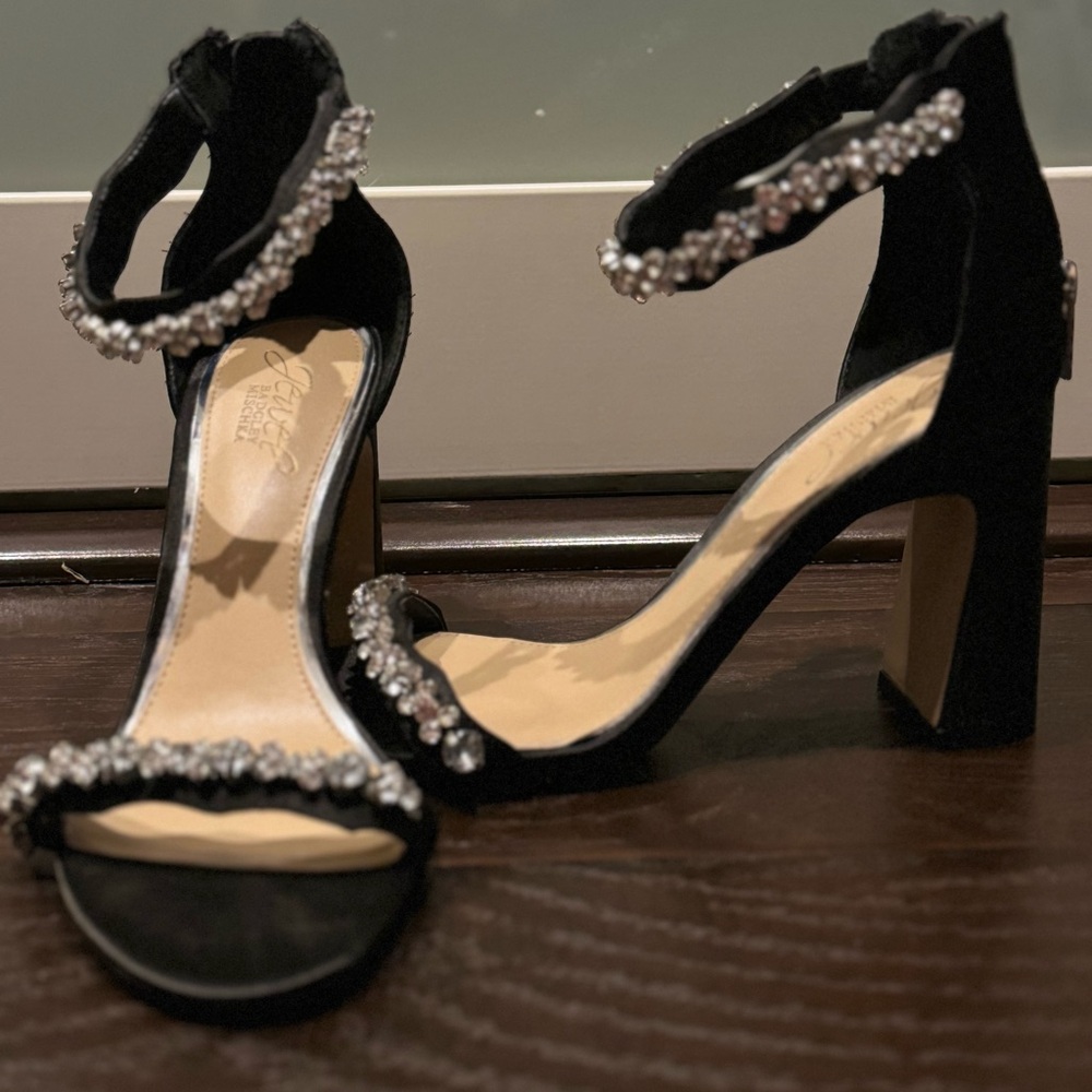 Like new . Barley worn comfortable Jewel Badgley Mischka shoes